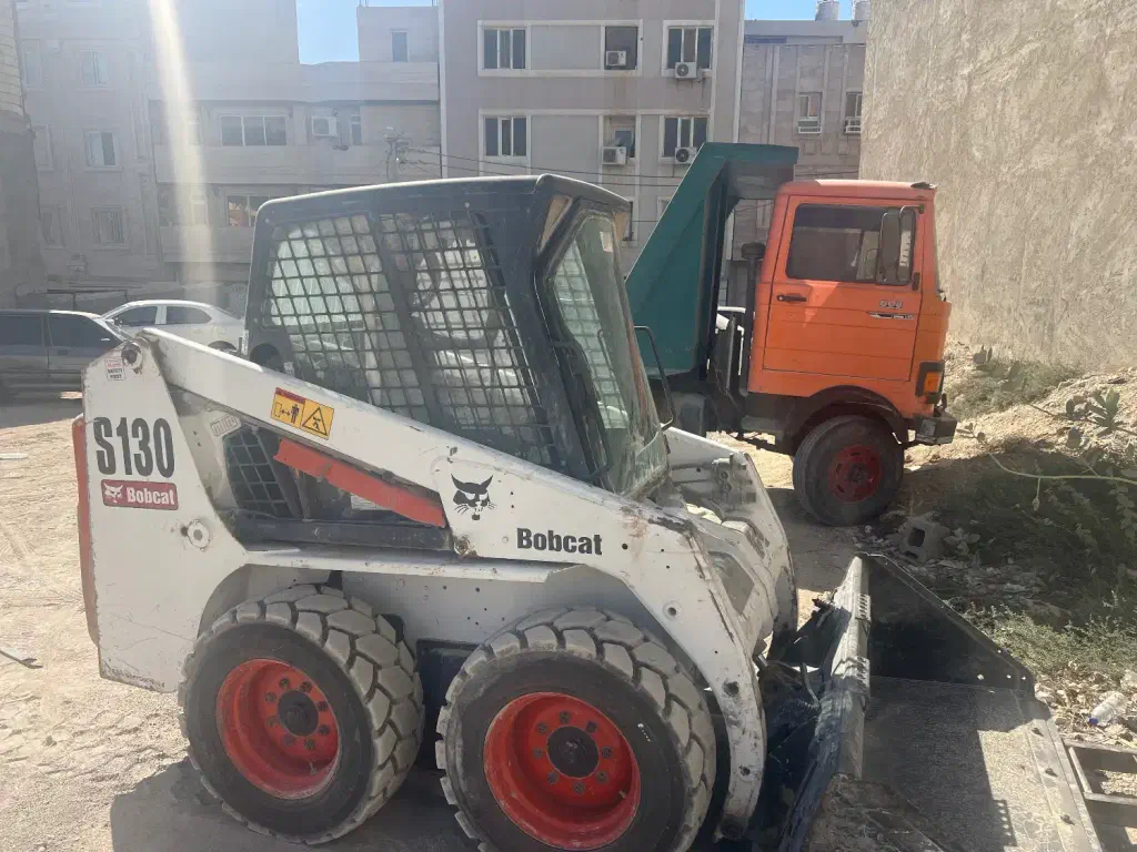 بابکت و خاور آماده به کار خاکبرداری و حمل نخاله
