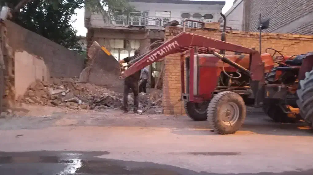 خاکبرداری بارگیری نخاله با تراکتور بیلی