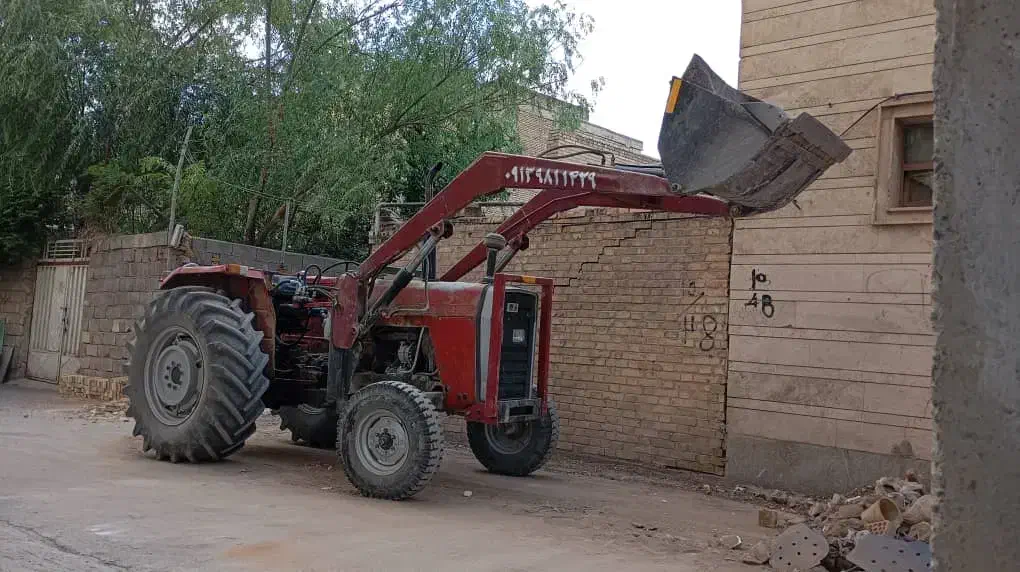 خاکبرداری بارگیری نخاله با تراکتور بیلی