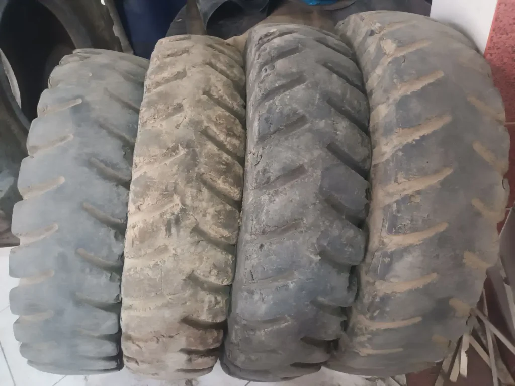 لاستیک بیل مکانیکی گل سنگ ۲۰×۱۰۰۰